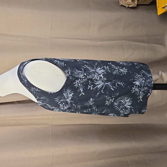 Fig Clothing black & grey floral sleeveless V-neck blouse top, size small - Picture 5 of 10